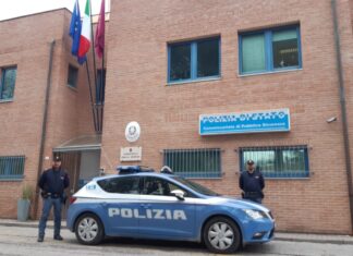 Tossisce senza mascherina e reagisce agli agenti: espulso immigrato