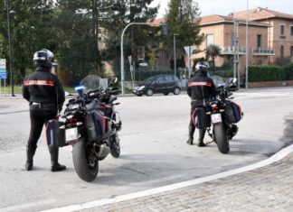 Si siede sui binari fanese di 48 anni, salvato dai carabinieri