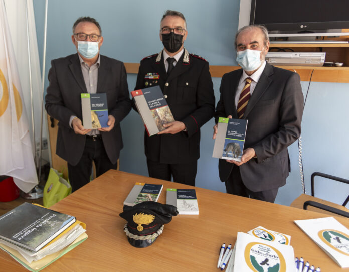 Da sinistra Bartoli, Tedeschi e Paolini con i Quaderni del Furlo