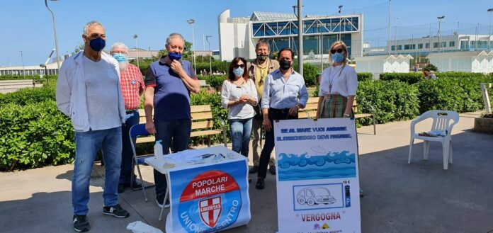 FOTO BANCHETTO UDC PETIZIONE PARCHEGGI
