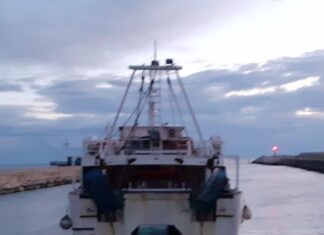 Fano: catamarano s’incaglia, lo libera una vongolara