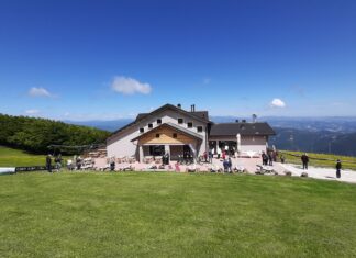 Riaperto lo storico Rifugio Corsini, luogo di rinascita per tutto l’entroterra