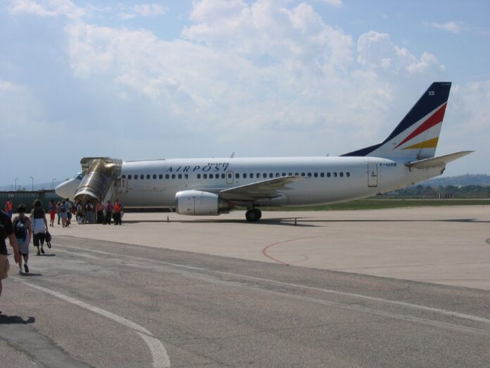 Boeing_737-300_Europe_Airpost_F-GIXB_at_LIPY (1)