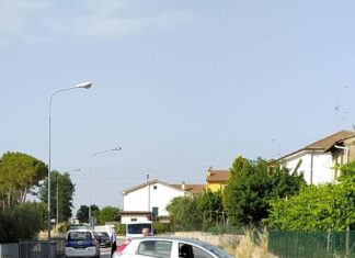Fano, auto invade l’altra corsia e si schianta su un muro