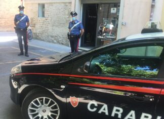Giovane albanese arrestato a Fano: ubriaco molestava la clientela dei locali e lanciava sedie contro le forze dell’ordine presenti