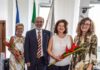 Giuseppe Paolini saluta le dirigenti scolastiche Anna Gennari e Renata Falcomer, prossime al pensionamento