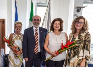 Giuseppe Paolini saluta le dirigenti scolastiche Anna Gennari e Renata Falcomer, prossime al pensionamento