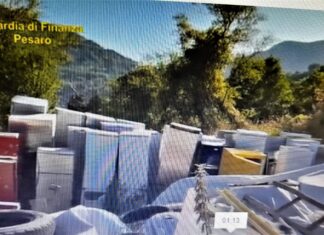 A due passi dal parco del Furlo scoperta dalla Finanza discarica abusiva: c’era di tutto, ben 60 frigo, copertoni e batterie d’auto!