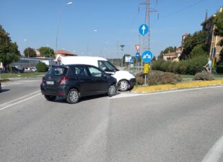 Scontro in via Pertini a Fano, in ospedale mamma e figlia di 2 anni