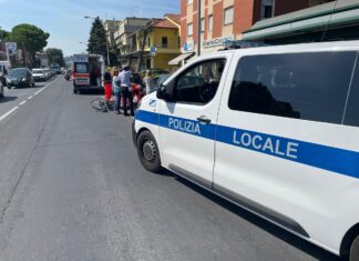 Urto bici-auto in via Roma a Fano, ciclista in ospedale