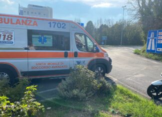 Palo della luce cade sulla strada, centrato da un’auto. Paura a Bellocchi di Fano