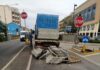 Fano, camion perde attrezzature edili in via Roma