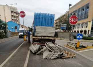 Fano, camion perde attrezzature edili in via Roma