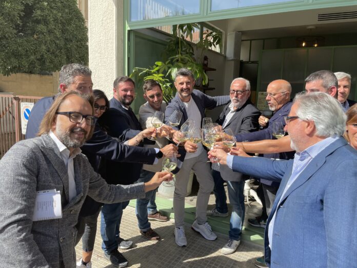 Il brindisi alla fine della conferenza stampa di presentazione