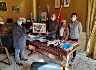 Mariotti omaggia l’amministrazione di Cantiano. Dona lo scatto che lo ritrae con il Papa e racconta 15 minuti memorabili
