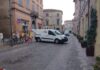 Piazza Costanzi a Fano, cade e muore anziano ciclista. Si presume un malore