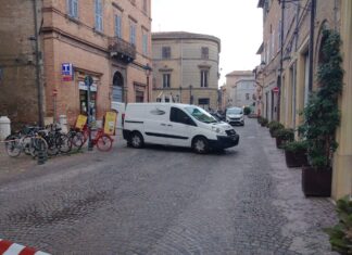 Piazza Costanzi a Fano, cade e muore anziano ciclista. Si presume un malore