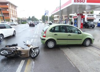 Ennesimo incidente in via Roma, scooterista in ospedale