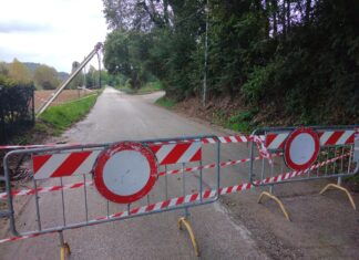 Palo del telefono pericolante, chiusa al traffico via Fenile a Fano