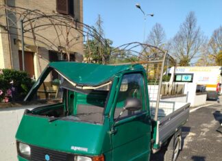 Fano, si rovescia con l’Ape e rimane bloccato nell’abitacolo. Lo liberano i vigili del fuoco