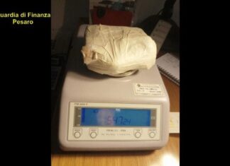 Controllo dell’auto, spunta oltre mezzo chilo di cocaina che tentano di gettar via. Arrestate due donne a Fano