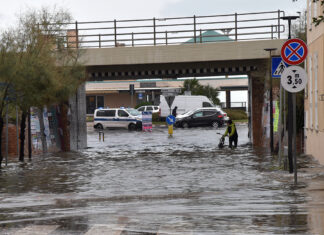 Bomba d’acqua su Fano: due auto bloccate nel sottopasso