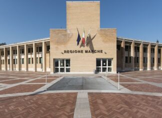Il palazzo delle Marche si tinge di “teal”
