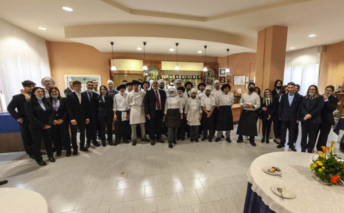 Dirigente scolastico Trauzzi con allievi di cucina, di sala e di accoglienza turistica