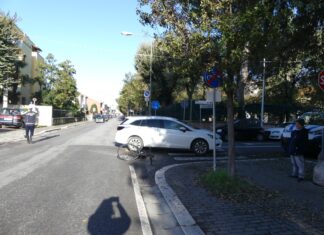 Fano, scontro bici-auto a pochi metri dal pronto soccorso