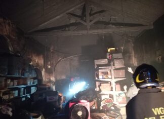 Fano, il fuoco distrugge il centro per la raccolta di vestiti usati