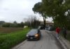 Fano, strada stretta e senza linea di mezzeria: si scontrano due veicoli