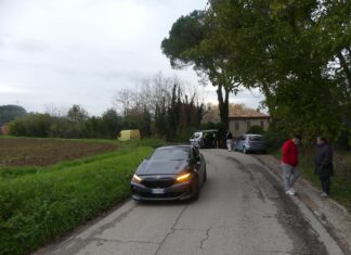 Fano, strada stretta e senza linea di mezzeria: si scontrano due veicoli