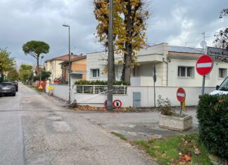 Abbatte segnale a Fano, sanzionato autista della raccolta vetro