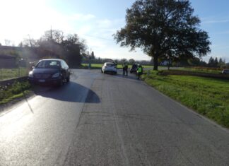 Fano, auto sbanda e abbatte due pali. In ospedale la conducente
