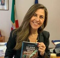 Psicologa terapeuta e scrittrice, l’urbinate Federica Ugolini racconta il libro “La sedia trovata nella spazzatura”