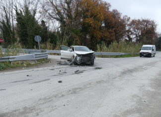 Fano, scontro fra auto e bilico che trasportava cemento