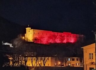 ‘Il Natale che non ti aspetti’ colora la provincia di Pesaro Urbino di rosso speranza