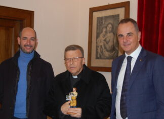 L’imprenditore simbolo 2021, nel presepe c’è anche lui: il dono di Coldiretti, Confartigianato e Symbola ai vescovi Coccia e Trasarti