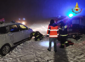 Maltempo: vigili del fuoco soccorrono famiglia bloccata dalla neve a Piobbico