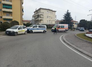 Fano, postina in scooter tamponata da auto e medicata sul posto