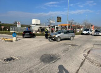 Scontro in rotatoria a Fano, in sicurezza auto a metano