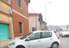 Fano: auto in sosta si sfrena, attraversa la statale e si ferma contro un muro