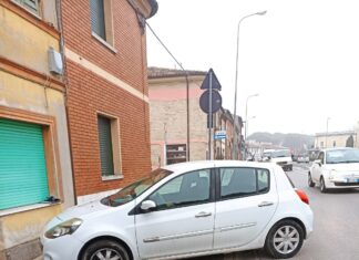 Fano: auto in sosta si sfrena, attraversa la statale e si ferma contro un muro