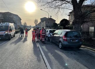 Fano, tamponamento a catena sulla Statale. Feriti i quattro conducenti, illesi due bambini