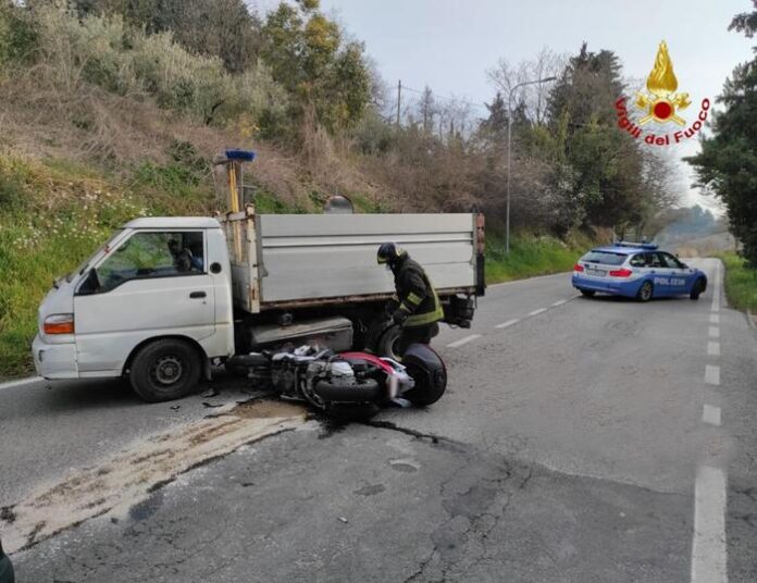 Incidenti stradali: scooter contro furgone a Pesaro, morto 49enne