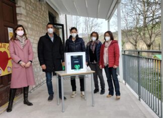 Defibrillatore donato dalla Bcc del Metauro al plesso di Isola di Fano