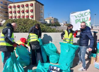 Pulizia della spiaggia, volontari in azione a Sassonia di Fano. Recuperati oltre 70 chili di rifiuti