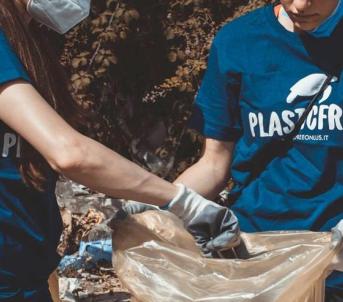 1645703304315.jpg--giornata_di_pulizia_per_i_volontari_di__plastic_free_