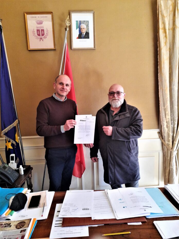 A sinistra il sindaco Piccinii con l'artitsa Paolo Mariotti