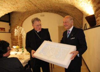 Commosso saluto all’arcivescovo Piero Coccia